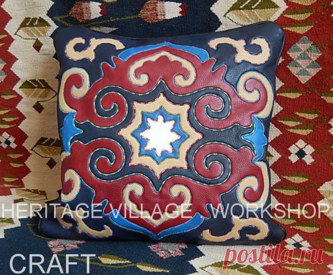 Кожаная подушка в стиле татарской узорной кожи . Размер 450 на 450 мм . #leather_pillowcase , #tatarstan , #татарстан , #узорная_кожа , #татарская_кожаная_мозаика , #ичижный_шов , #kazan , #казань , #татарская_узорная_кожа , #кожа , #кожаная_подушка , #узорная_кожа , #татарский_орнамент , #ремёсла_россии