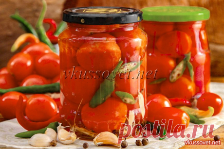 Помидоры с острым перцем и чесноком на зиму Кроме отменного вкуса, этот рецепт маринованных на зиму помидоров с острым перцем и чесноком хорош еще тем, что заготовить их можно в банках любой вместимости – от пол-литровых до 2-3-х литровых. Нужное количество овощей для каждой банки тоже не придется отмерять
