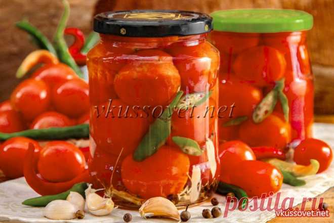 Помидоры с острым перцем и чесноком на зиму Кроме отменного вкуса, этот рецепт маринованных на зиму помидоров с острым перцем и чесноком хорош еще тем, что заготовить их можно в банках любой вместимости – от пол-литровых до 2-3-х литровых. Нужное количество овощей для каждой банки тоже не придется отмерять