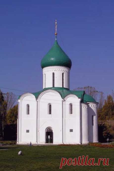 В Переславле-Залесском 9 церквей, среди которых наиболее выделяется  Спасо-Преображенский собор. Собор заложен Юрием Долгоруким в 1152 году. Достроен при Андрее Боголюбском в 1157. | Переславль-Залесский: Достопримечательности | lifeglobe.net