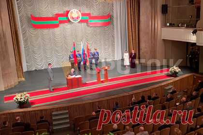 В Приднестровье прошла инаугурация президента. В Тирасполе состоялась инаугурация президента Приднестровья Вадима Красносельского. В государственном театре драмы имени Аронецкой он принес присягу на верность народу страны. Ранее на прошедших выборах главы Приднестровской Молдавской республики (ПМР) политик набрал 79,4 процента голосов избирателей.