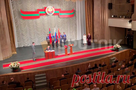 В Приднестровье прошла инаугурация президента. В Тирасполе состоялась инаугурация президента Приднестровья Вадима Красносельского. В государственном театре драмы имени Аронецкой он принес присягу на верность народу страны. Ранее на прошедших выборах главы Приднестровской Молдавской республики (ПМР) политик набрал 79,4 процента голосов избирателей.