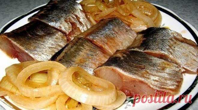 Бесподобный способ засолки селедочки. Ну очень вкусно! - interesno.win В моей семье очень любят домашнюю селедочку. Я поливаю ее маслицем и...