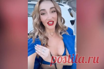 Ольга Бузова прошлась по улицам в нижнем белье. Российская певица Ольга Бузова появилась на публике в откровенном наряде и подверглась критике в сети. 37-летняя знаменитость прошлась по улицам Кейптауна, Африка, в блестящем костюме ярко-синего цвета, который состоит из облегающих брюк и пиджака, надетого поверх бюстгальтера.