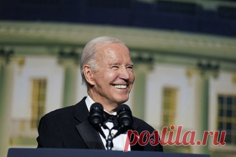 Байден назвал себя мужчиной в самом расцвете сил. Глава США Джо Байден пошутил о своем возрасте, выступая на ежегодном вечере Ассоциации корреспондентов при Белом доме, и назвал себя мужчиной в самом расцвете сил. «Они говорят, что я уже не тот, что был раньше. Но [журналист] Дон Лемон сказал бы, что это мужчина в самом расцвете сил», — сыронизировал он.