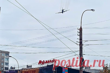 Пролет горящего самолета над российским городом объяснили. Пролет «горящего» самолета в небе над Мурманском объяснили уточнением маршрута авиации. Об этом сообщает ТАСС со ссылкой на собственный источник в экстренных службах региона. По словам собеседника агентства, самолет проходил авиакомплекс 