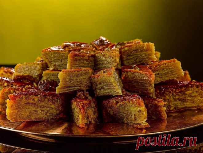 Пахлава

1. Масло сливочное - 350 г
2. Сметана - 300 г
3. Яйца куриные - 4 шт.
4. Мука - 4 ст.
5. Сода - 1 ч.л.
6. Сахар - 2,5 ст.
7. Грецкий орех - 2 ст.
8. Мед - 2 ст.л.

Шаг 1
Вначале приготовить тесто. Муку перетереть с 300 г масла в крошку. Добавить 3 желтка, сметану и соду, замесить тесто, убрать его в холодильник на 1 час.
Шаг 2
После достать, разделить на одинаковых 8 шариков.
Шаг3 
Подготовить начинку: орехи перемолоть, но не в муку, а чтоб оставались кусочки.
Шаг...