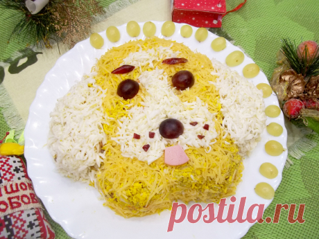 Салат из грибов и сыра в виде Собаки Новый год — веселый праздник. Это нарядная елка, разноцветные гирлянды, красивые костюмы, песни, хороводы, веселье, и конечно, пышное застолье с большим разнообразием всевозможных блюд. 2018 год пройдет под символом Желтой Собаки. Считается, что это семейное животное, любящее уют и не терпящее роскошь. Поэтому праздничный стол должен отличаться простотой, при этом одновременно вкусной и сытной едой.