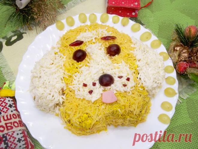 Салат из грибов и сыра в виде Собаки Новый год — веселый праздник. Это нарядная елка, разноцветные гирлянды, красивые костюмы, песни, хороводы, веселье, и конечно, пышное застолье с большим разнообразием всевозможных блюд. 2018 год пройдет под символом Желтой Собаки. Считается, что это семейное животное, любящее уют и не терпящее роскошь. Поэтому праздничный стол должен отличаться простотой, при этом одновременно вкусной и сытной едой.