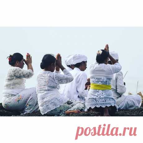 Большинство балийцев исповедует местную разновидностьиндуизма, которая называется «Агама Хинду Дхарма» красивые церемонии у них, не правда ли?👳 #бали #серфинг #серфкемп #endlesssummer