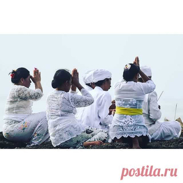 Большинство балийцев исповедует местную разновидностьиндуизма, которая называется «Агама Хинду Дхарма» красивые церемонии у них, не правда ли?👳 #бали #серфинг #серфкемп #endlesssummer