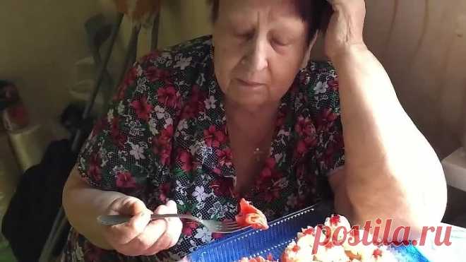 Бабушка пробует суши 🍣 первый раз в жизни 👵