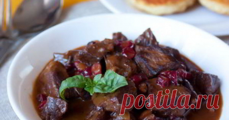 Получается Всегда ВКУСНО! Рецепт Жаркого Из Говядины с Клюквой Пошагово с Фото Получается всегда вкусно. Рецепт жаркого из говядины с клюквой пошаговым с фото! Ингредиенты на шесть порций: Основа: говядина для тушения 800 г ﹡ бекон 150 г ﹡ луковица крупная 2 шт. ﹡ томатная паста 1 ст.л. ﹡ мёд 1 ст.л. ﹡ красное сухое вино 250 мл ﹡ мясной или куриный бульон 500 мл ﹡ пшеничная мука 2 ст.л. ﹡ молотая паприка 1/2 ч.л. ﹡ сухой тимьян 1 ч.л. ﹡ лавровый лист 3 шт. ﹡ клюква 300 г ﹡ соль и перец по вкусу