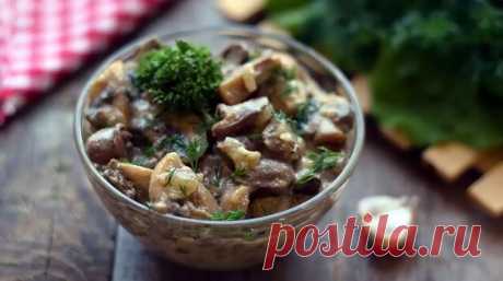 Изысканное блюдо из куриных сердечек – это простой и бюджетный рецепт на каждый день. Благодаря ему, вы сможете быстро и вкусно накормить всю семью. Приготовление не хлопотное, весь процесс осуществляется в одной посуде (на сковороде): что очень удобно и практично.