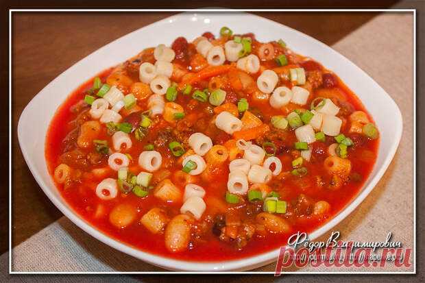 Этот густой и насыщенный суп с фаршем, макаронами и фасолью называется Pasta e Fagioli и является специалитетом сети американских ресторанов итальянской кухни «Olive Garden». Тарелки такого супа полностью достаточно, чтобы насытиться и забыть про очередной перекус минимум на полдня. Как ни