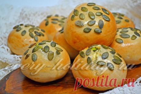 Дрожжевые булочки с зелёным луком и яйцом