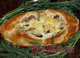 Лодочки из слоеного теста с картофелем, мясом и огурчиками
Ингредиенты:
картофель - 1 кг.
мясо (любое!!!) - 400 гр.
луковица - 1 большая
огурчики соленые -3-4 шт(маленькие)
тесто слоеное - 500 гр.(у меня было готовое, дрожжевое, резаное на квадраты...)
яйцо - 1 шт.(смазать лодочки)
сыр твердый-50 гр(для посыпки лодочек, но можно и без него)
1. картофель отварить и сделать пюре, такое, как вы обычно делаете для семьи
2. мясо порезать кусочками(у меня свинина, лопаточная часть, не постная.)лук р