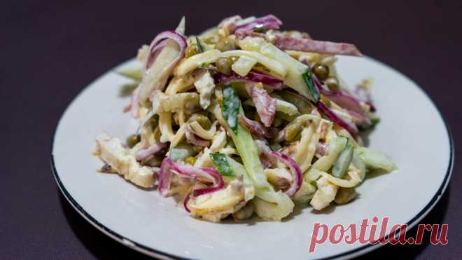 Салат Шустрик | Альтернатива салату Оливье РЕЦЕПТ:Огурец свежий - 300 г. (1-2 шт)Горошек консервированный - 1 банкаЛук красный - 1 шт.Сыр - 200 г.Колбаса полусухая - 200 г.Яйцо - 3 шт.Молоко - 50 мл.Соль - по вкусуМасло растительное - 30 г.Сметана (густая) - 3 ст.л.Майонез - 3 ст.л.Горчица зернистая - 1 ч.л.Горчица острая - 1/2...