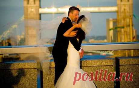 #молодожены #прохожий #поиск #фотография
Таинственных молодоженов, запечатленных случайным прохожим, ищет Facebook | МК - Лондон