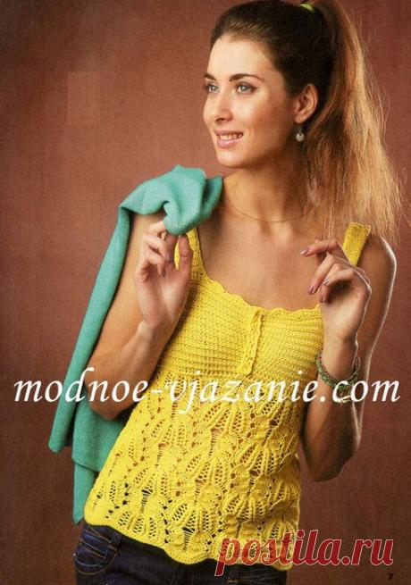 Желтый топ с ажурным узором.