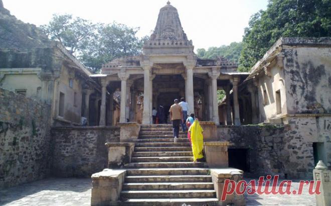 10 исторических зданий с привидениями в Индии
Храм в форте.
Форт был построен в 1613 году в Амбере королем Мадхо Сингхом и занесен в список архитектурного наследия Индии. Местные жители не советуют посещать его после захода и перед восходом солнца, так как тот, кто нарушал правило, исчезал навсегда. По легенде крепость была построена так, чтобы тень, которую здание отбрасывает при солнечном свет днем, не достигала дома гуру Балу Натха. Но когда сын Мадхо Сингха отказался с...