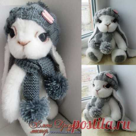 Зайка  - Зайка сшита из искусственного меха. Пяточки - искусственная замша. Ткань компаньон лен. 
Все конечности подвижны. Одежду можно снимать.Игрушка стоит с опорой, сидит самостоятельно.
Материалы: искусственный мех, лён, искусственная замша, тонировка пастелью, холлофайбер, хлопковая пряжа
Размер: 25 см. Работа представлена для примера
https://vk.com/club174857415?w=product-174857415_2757455