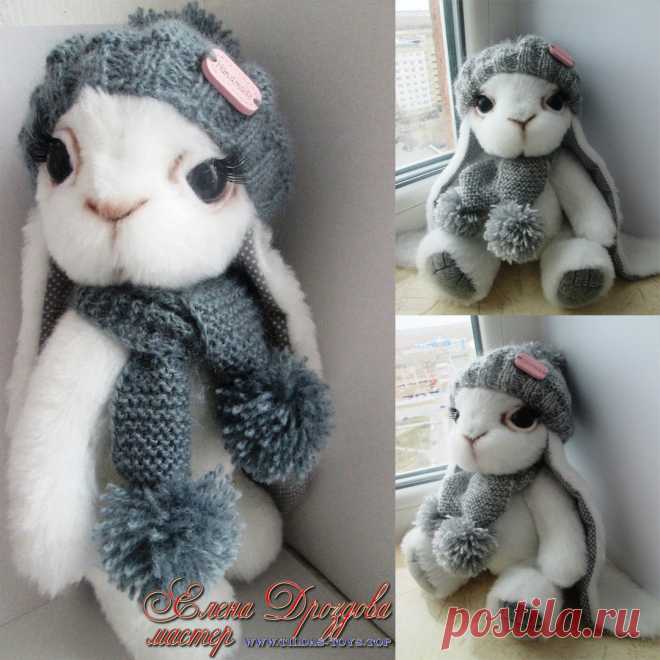 Зайка  - Зайка сшита из искусственного меха. Пяточки - искусственная замша. Ткань компаньон лен. 
Все конечности подвижны. Одежду можно снимать.Игрушка стоит с опорой, сидит самостоятельно.
Материалы: искусственный мех, лён, искусственная замша, тонировка пастелью, холлофайбер, хлопковая пряжа
Размер: 25 см. Работа представлена для примера
https://vk.com/club174857415?w=product-174857415_2757455