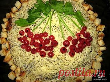 Салат «Грозди рябины»
Вкусный и красиво украшенный салат - отличное блюдо как для праздника, так и на каждый день. Рецепт тут