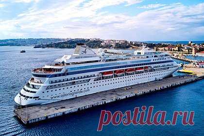 Российский круизный лайнер врезался в пристань в Турции. Круизный лайнер Astoria Grande, прибывший в Турцию из России несколько дней назад, врезался в пристань при подходе к турецкому порту Амасра. Инцидент произошел из-за сильного шторма. Находившиеся на борту 668 человек не пострадали. В настоящее время ремонтники оценивают полученный ущерб.