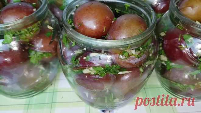 Необычный рецепт из цыганской кухни: маринованные сливы с чесноком и зеленью  Хороший урожай слив в этом году заставил многих хозяек искать интересные рецепты консерваций. И вот один из них. В данном случае из слив предлагают приготовить не компот или варенье, а интересную зак…