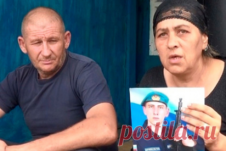Мать найденного мертвым российского солдата рассказала об их последнем разговоре. Мать солдата-срочника Алексея Руди из Воронежа, которого нашли мертвым в лесу за территорией части в Рязанской области, рассказала о последнем разговоре с ним. Об этом сообщают «Вести Воронеж». По словам женщины, беседа длилась всего 19 секунд, на фоне слышалось много посторонних голосов.
