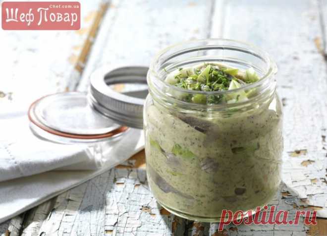 Маринованная сельдь с яблоками.
