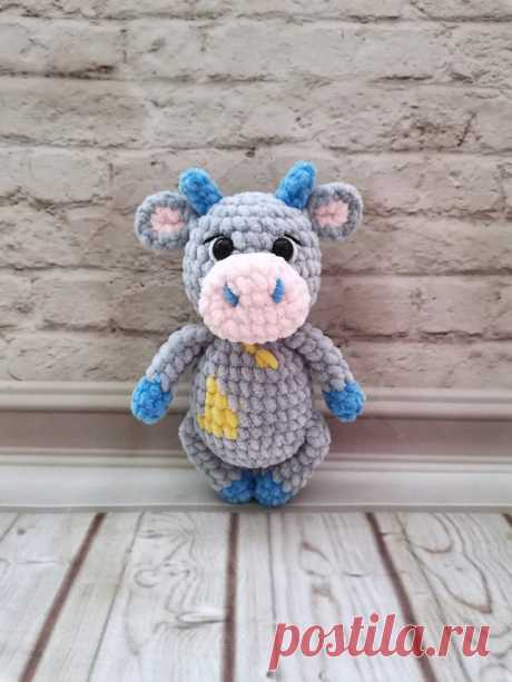 PDF Бычок Малышок крючком. FREE crochet pattern; Аmigurumi animal patterns. Амигуруми схемы и описания на русском. Вязаные игрушки и поделки своими руками #amimore - корова, коровка, телёнок, плюшевый бык, бычок из плюшевой пряжи.