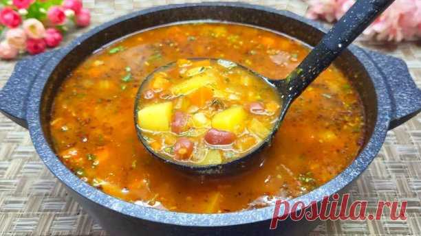Беру банку фасоли и готовлю гениальный суп! Вкусный рецепт из простых продуктов!
Благодаря этому быстрому и вкусному супу я уверена, что вы сможете приготовить аппетитное блюдо на обед без особых хлопот.
Ингредиенты:
- Фасоль консервированная - 1 банка
- Морковь - 1 шт
- Лук - 2 шт
- Растительное масло - 1 ст.л.
- Масло сливочное - 25 г
- Вода - 1 л
- Картошка - 330 г
- Томатная паста - 2 ст.л.
- Приправа хмели-сунели - 1 ч.л.
- Чеснок - 2-3 зубчика
- Кинза - половина пучк...