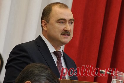 Бывший прокурор российского региона сел на девять лет за коррупцию. Суд Барнаула приговорил к девяти годам лишения свободы бывшего прокурора Новосибирской области и Забайкальского края Владимира Фалилеева за коррупцию. Суд также назначил ему штраф на сумму пять миллионов 786 тысяч рублей. Он лишен чина государственного советника II класса и звания заслуженного работника прокуратуры РФ.