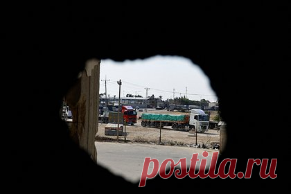 Израиль потребовал от ООН проверять грузы для Газы. Посол Израиля в России Александр Бен Цви заявил, что ООН должна проверять на оружие грузы, которые проходят через КПП «Рафах» из Египта в сектор Газа. По его словам, требование Тель-Авива, чтобы поставки предназначалось действительно гражданскому населению, а не военным и террористическим группировкам.