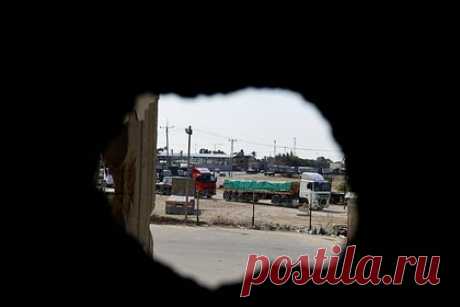 Израиль потребовал от ООН проверять грузы для Газы. Посол Израиля в России Александр Бен Цви заявил, что ООН должна проверять на оружие грузы, которые проходят через КПП «Рафах» из Египта в сектор Газа. По его словам, требование Тель-Авива, чтобы поставки предназначалось действительно гражданскому населению, а не военным и террористическим группировкам.