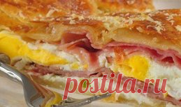 Пирог из слоеного теста с ветчиной и яйцами