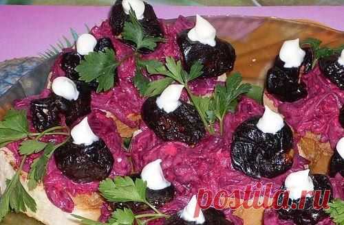 ЗАКУСКА С ФАРШИРОВАННЫМ ЧЕРНОСЛИВОМ.
Свекла, грецкий орех, чеснок, соль, майонез


Кусочки хлеба обжарить на сухой сковороде. Отварную свеклу натереть на крупной терке, добавить чеснок (через пресс), соль, майонез. Чернослив замочить в холодной воде на 30 мин., промыть, обсушить, начинить 1/4кусочками грецкого ореха. На кусочек хлеба выложить свеклу, затем чернослив и на каждую ягоду по капельке майонеза.
