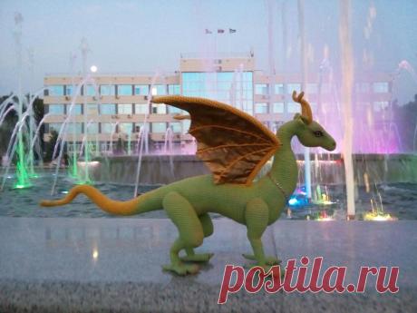 Лесная красавица Элейн он Светланы Табунщиковой. От мордочки и до кончика хвоста - 50 см, в высоту - 25, а размах крыльев у неё - 41 см. Пряжа - зеленая Alize Puffy Season - моток + на хвост Alize Forever. Если вязать полностью из Alize Puffy Season, то потребуется 1,5 мотка. Крючок Кловер №2 и для рожек 1,25.