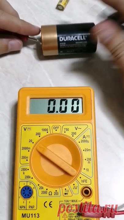 Cómo medir el voltaje de una pila