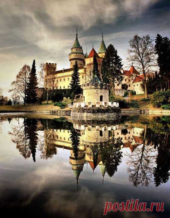 Бойницкий замок.
Бойницкий замок (словацк. Bojnický zámok, нем. Schloss Weinitz) — замок в словацком городе Бойнице. Сегодня в нём расположен один из наиболее посещаемых музеев страны.Замок был впервые упомянут в 1113 году в документе аббатства Зобор.