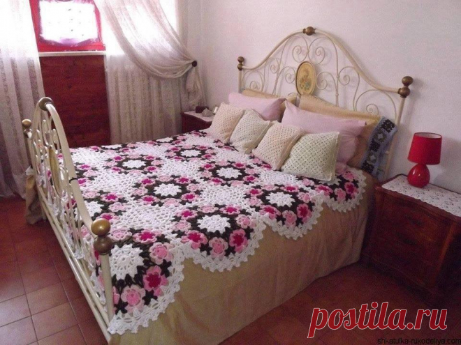 Покрывало из цветочных мотивов Покрывало из цветочных мотивов крючком. Вяжется из мотивов и соединяется в большие цветы контрастной ниткой. Далее обвязывается белой пряжей. Для вязания мотивов используйте схемы.…