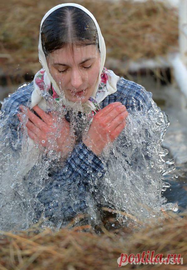 Epiphany Bathing in 2014/Woman taking a dip in Tobolsk. Photo by Alexei Malgavko. RIA Novosti