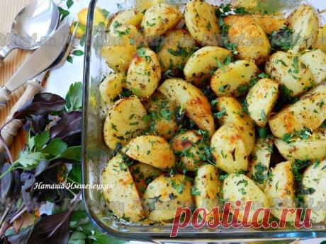 Картофель по-гречески

Картофель по-гречески - очень вкусный и ароматный. Гармоничное сочетание двух видов масла со специями и лимонным соком превращает обычную запеченную картошку в оригинальное блюдо. Картофель по-гречески можно подать самостоятельно, а также в качестве гарнира к рыбе или мясу. 
Для приготовления картофеля по-гречески понадобится: 
1 кг картофеля; 
1/4 стакана оливкового масла; 
1/4 стакана растопленного сливочного масла;
1/2 лимона; 
1 ч. л. соли; 
1 ч....