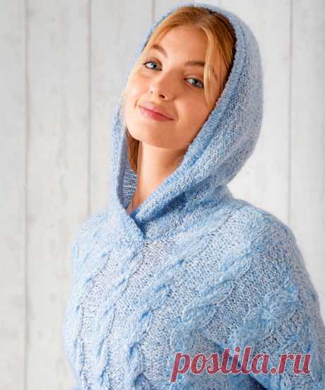 Голубой мягкий пуловер с «косами» и капюшоном. Вязание спицами со схемами и описанием