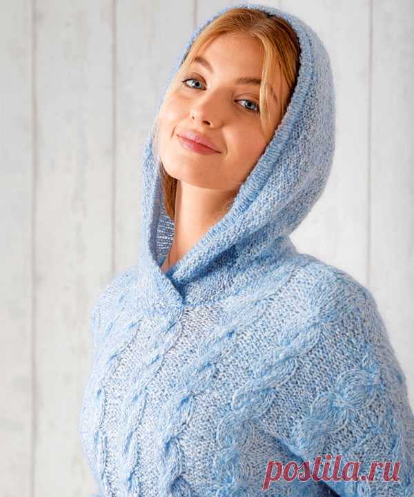 Голубой мягкий пуловер с «косами» и капюшоном. Вязание спицами со схемами и описанием