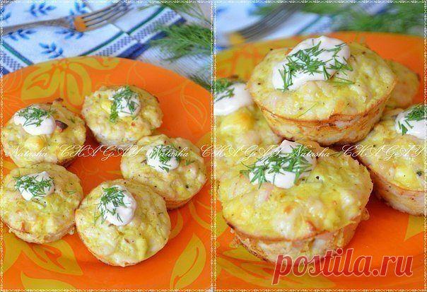 Запеченные куриные маффины

-300 г куриного филе;
-1 яйцо;
-1 ст. л. сметаны;
-2 зубчика чеснока;
-1 ст. л. крахмала;
-немного репчатого лука;
-2 треугольника плавленного сыра (можно заменить на твердый сыр);
-специи по вкусу (у меня зира, перец черный молотый и карри);
-соль - по вкусу.

Куриное филе порезать на мелкие кусочки.
Сложить в миску, добавить яйцо, порезанный кубиками сыр, измельченный лук.
Добавить крахмал, соль, специи.
До