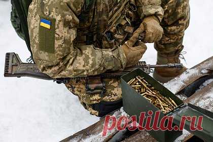 На Украине мобилизованный расстрелял офицера и покончил с собой. В Николаевской области Украины мобилизованный сержант Вооруженных сил Украины (ВСУ) расстрелял офицера и покончил с собой. Как сообщается, 7 января в селе Березнеговатое Николаевской области сержант Фуралай открыл огонь в результате конфликта с заместителем командира роты. От полученных ран офицер скончался на месте.