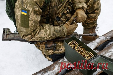 На Украине мобилизованный расстрелял офицера и покончил с собой. В Николаевской области Украины мобилизованный сержант Вооруженных сил Украины (ВСУ) расстрелял офицера и покончил с собой. Как сообщается, 7 января в селе Березнеговатое Николаевской области сержант Фуралай открыл огонь в результате конфликта с заместителем командира роты. От полученных ран офицер скончался на месте.